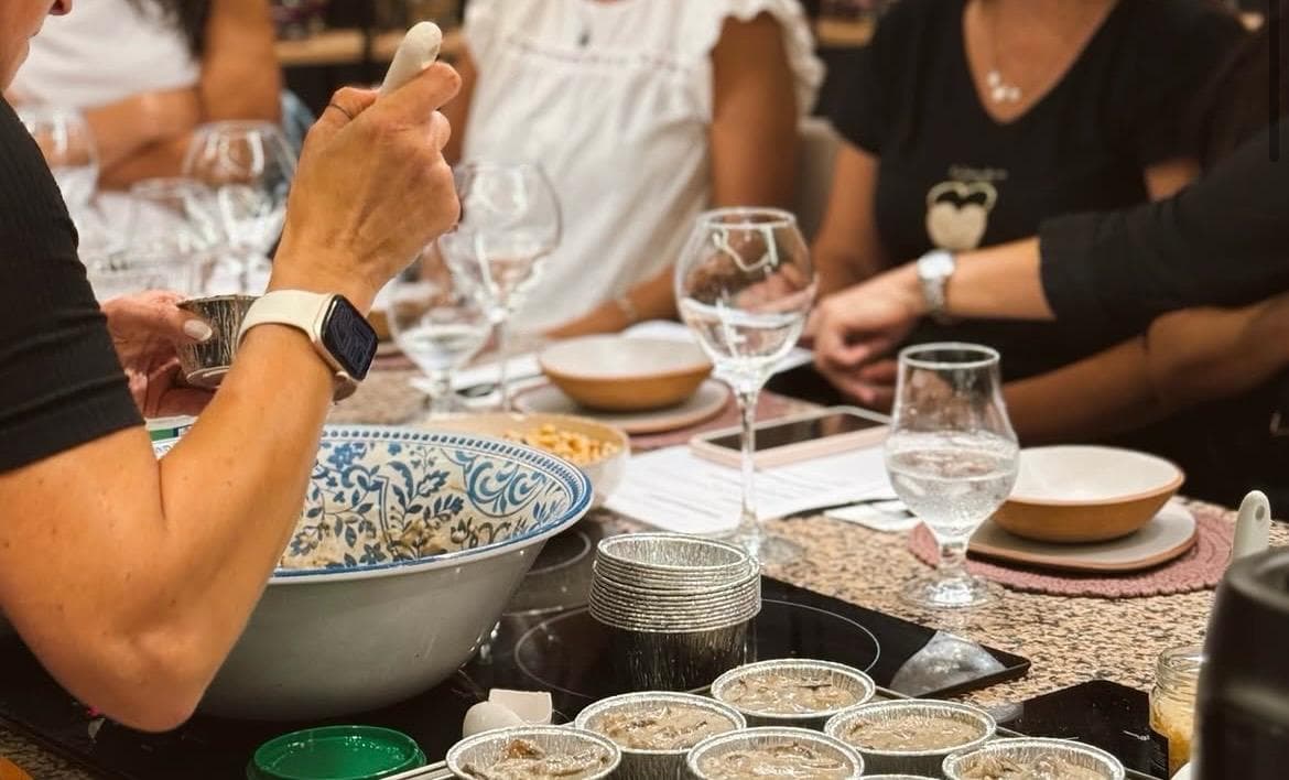 Niños en una experiencia de cocina en grupo