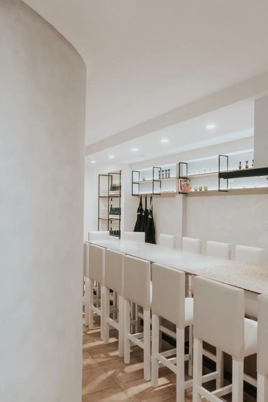 Cocina integrada con líneas limpias